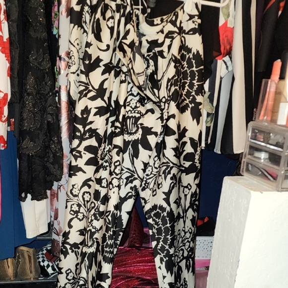 NWT/ Floral Black and White Women's Suit - Picture 5 of 7